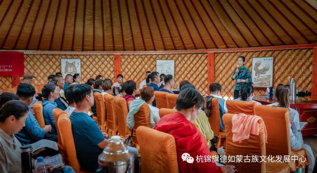 “草原额吉”好家风好家教公益讲座在嘎查牧民中开展。