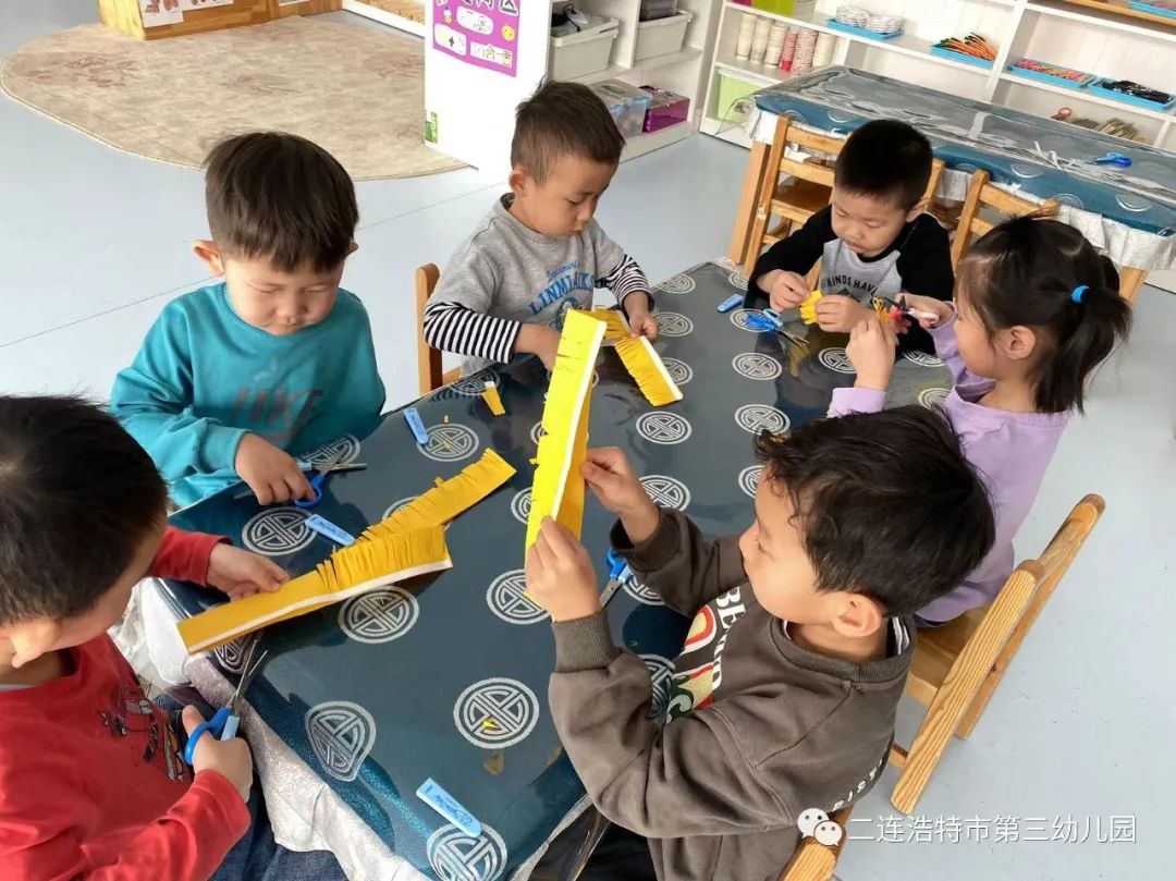 二连浩特市第三幼儿园组织开展“我们的节日.清明”祭英烈主题教育系列活动 ... ...