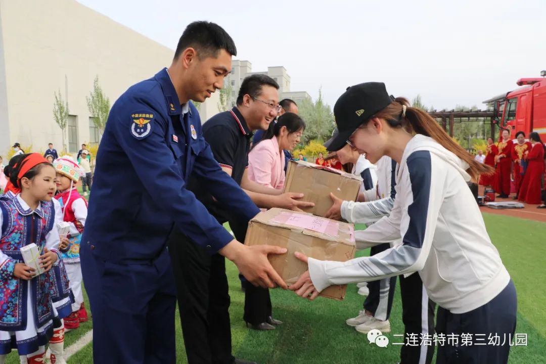 【铸牢中华民族共同体意识】“童”心共筑中国梦•携手浇灌石榴花 ... ...