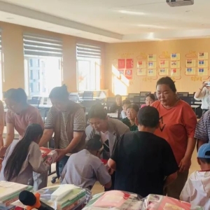 东乌旗额吉淖尔镇妇联组织“爱心阿姨”开展了暑期儿童关爱服务活动 ...