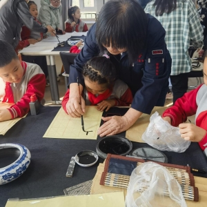 重阳节，这群小学生走进社区送祝福