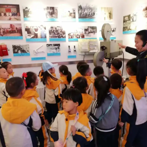 二连浩特市第三幼儿园联合北疆社区党工委开展“大手拉小手”爱国主义教育主题党日活动 ...