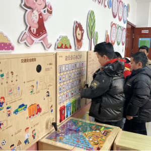 垃圾分类新时尚  益智玩具趣成长