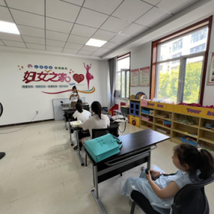 小手牵起故事线 社区变成童话园