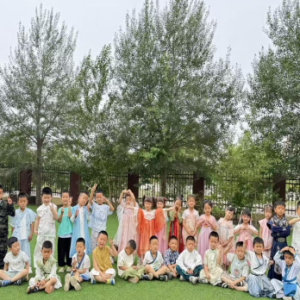 巧手绘团扇 浓情过端午