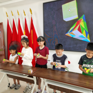 巧手玩转魔方 益智快乐成长